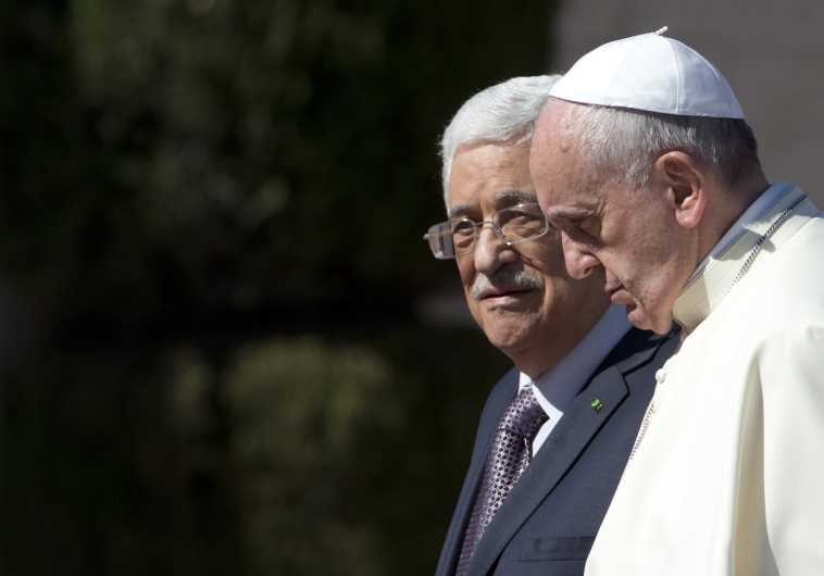 Pope Francis (R) meets PA President Mahmoud Abbas in Bethlehem May 25, 2014.
