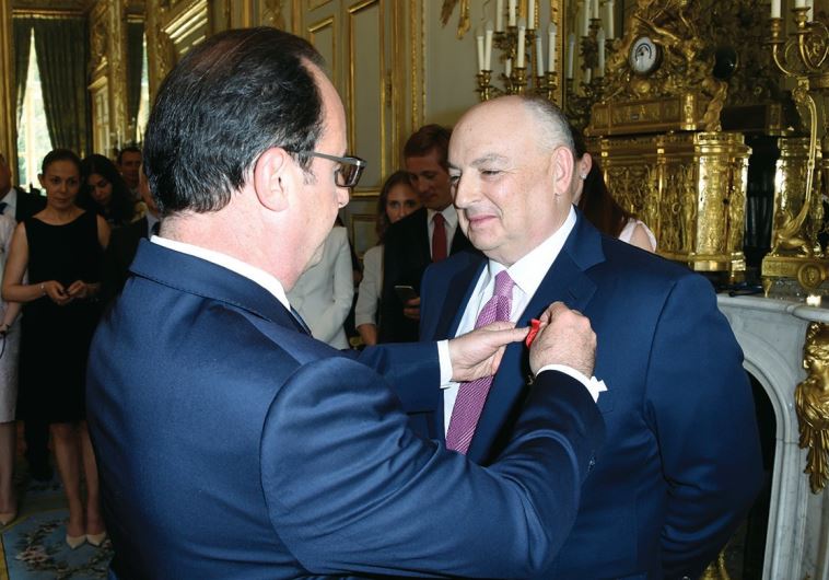 MOSHE KANTOR (right) is presented with the National Order of the Legion of Honor by France’s President François Hollande.