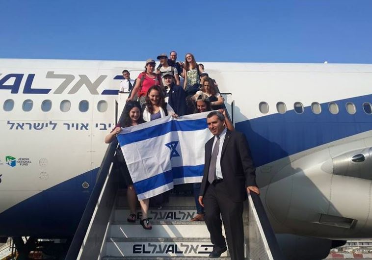 Zeev Elkin welcomes olim on the 53rd Nefesh B'Nefesh flight as it lands in Israel