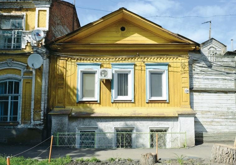 The house of Rahel Bluwstein (inset) in the small city of Saratov, Russia.