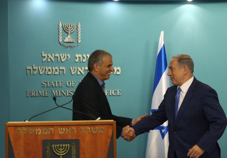 Finance Minister Moshe Kahlon (L) and Prime Minister Benjamin Netanyahu, September 3, 2015 