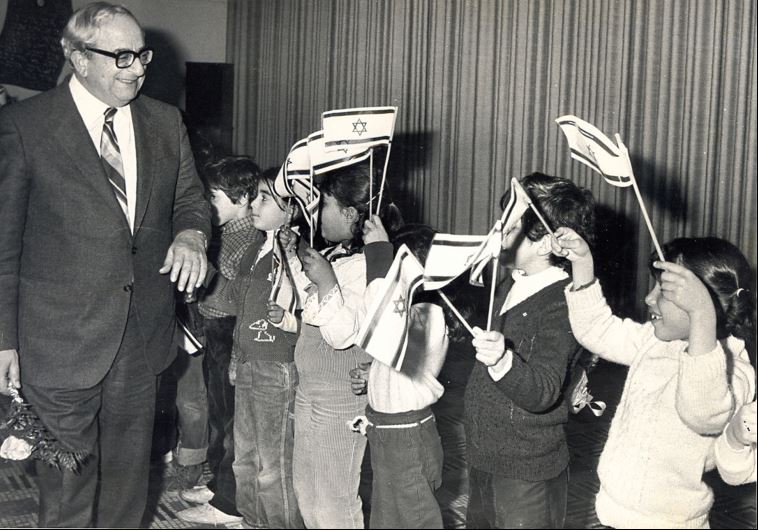In a surprise arranged by President’s Residence workers, children welcome Navon with flags and song upon his return from a trip to the US in 1983