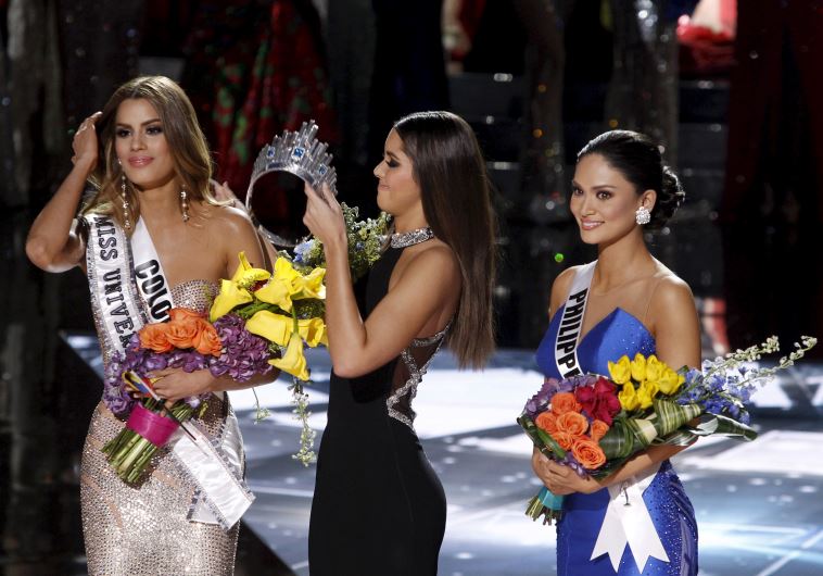 Miss Colombia Ariadna Gutierrez (L) stands by as Miss Universe 2014 Paulina Vegas transfers the crown to winner Miss Philippines Pia Alonzo Wurtzbach (R) during the 2015 Miss Universe Pageant in Las Vegas, Nevada, December 20, 2015