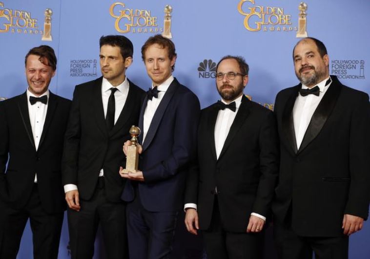 Director Laszlo Nemes (C) poses with the award for Best Motion Picture - Foreign Language for the Hungarian film "Son of Saul" with the film's star Geza Rohrig (2nd L) and other crew during the 73rd Golden Globe Awards in Beverly Hills, California January 10, 2016. 