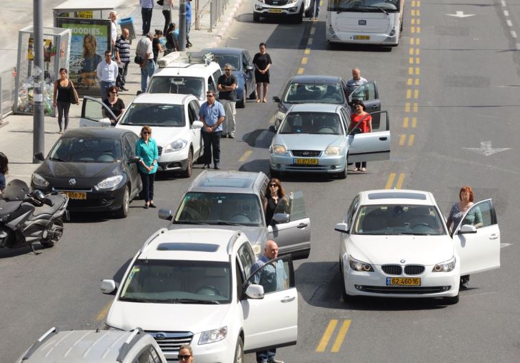 Traffic stands still as siren sounds for Holocaust Remembrance Day