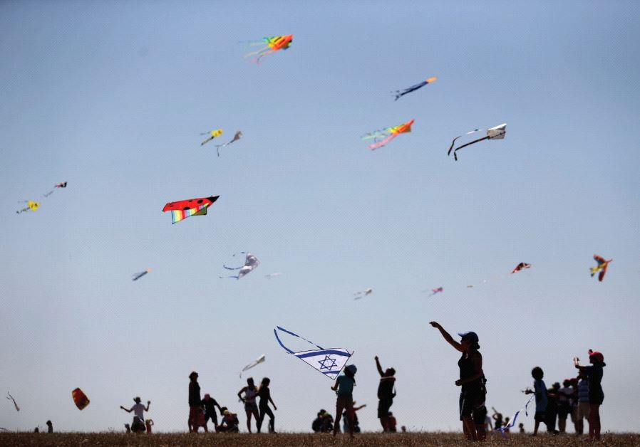 Israelis fly kites on Rosh Hashana